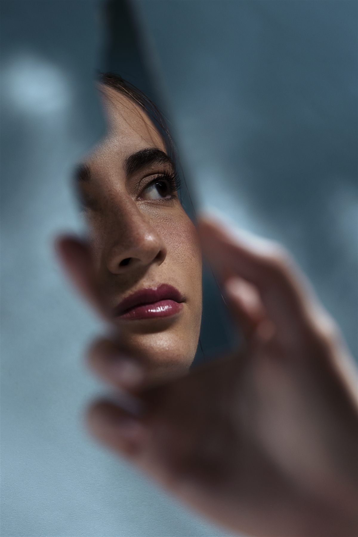 Mulher olhando o próprio reflexo em um espelho